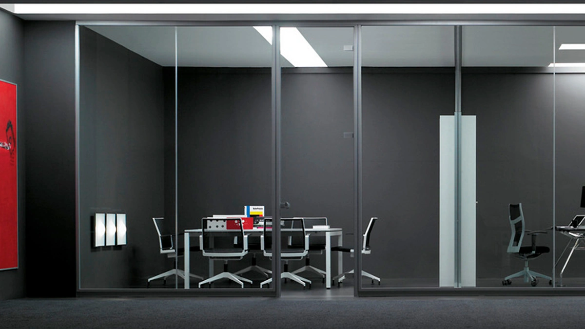 Oficina con partición de vidrio y aluminio gris
