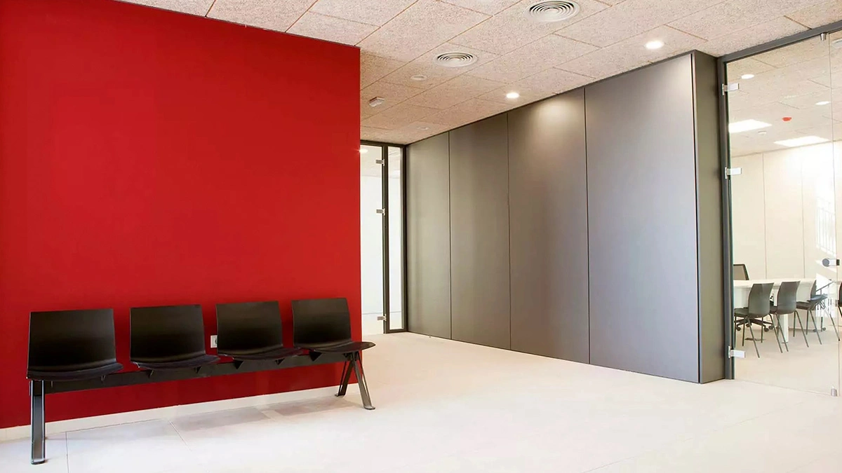 Primer plano de herrajes para puertas de vidrio con acabado oscuro, de estilo contemporáneo.
