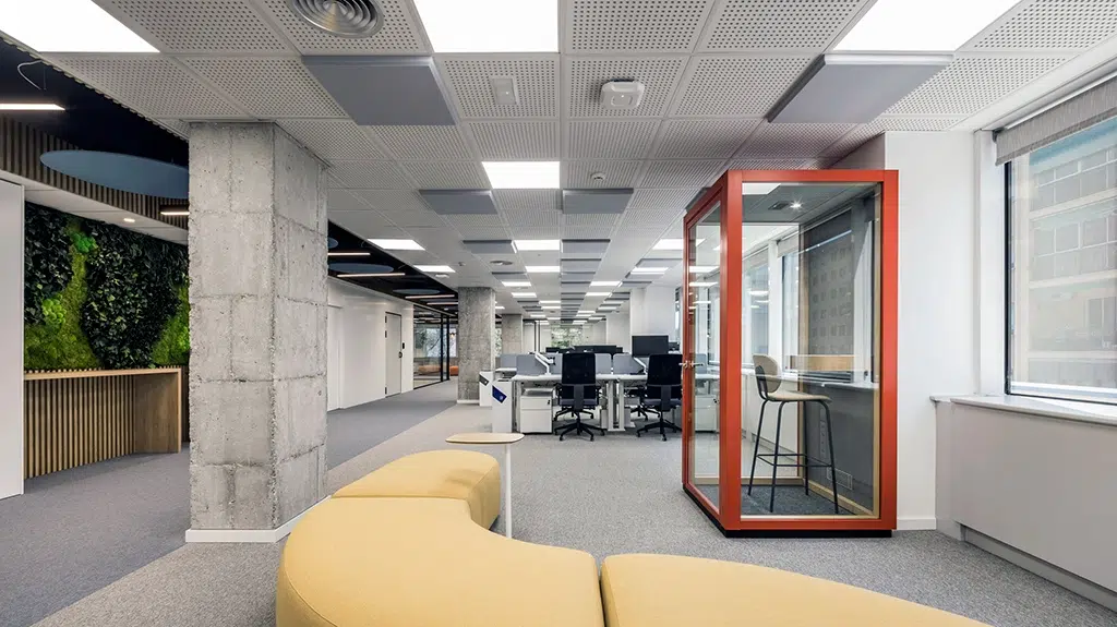 Oficina Open Space de Spin Master con phone booth