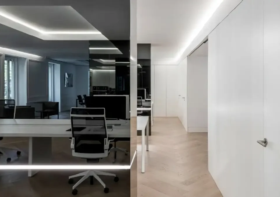 Interior de despacho con tabique armario integrado