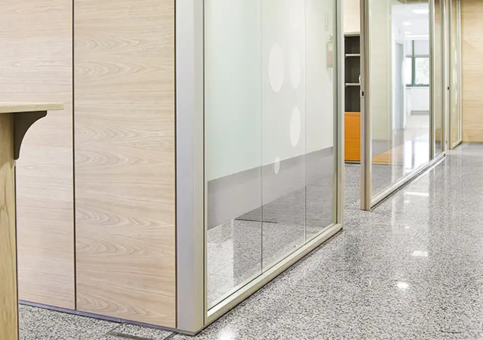 Mampara M92 con forro de pared